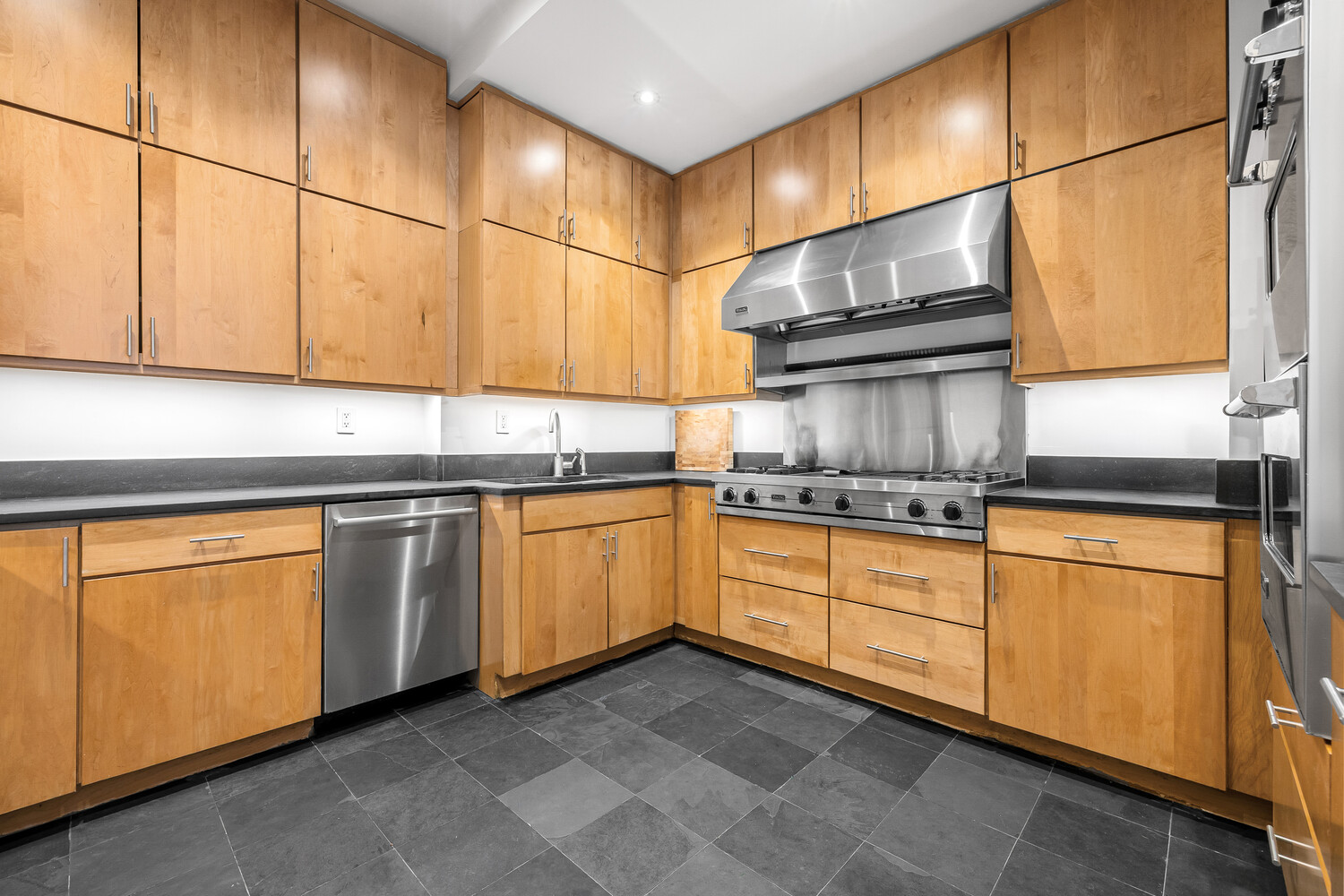 3 HANOVER Square PH22B