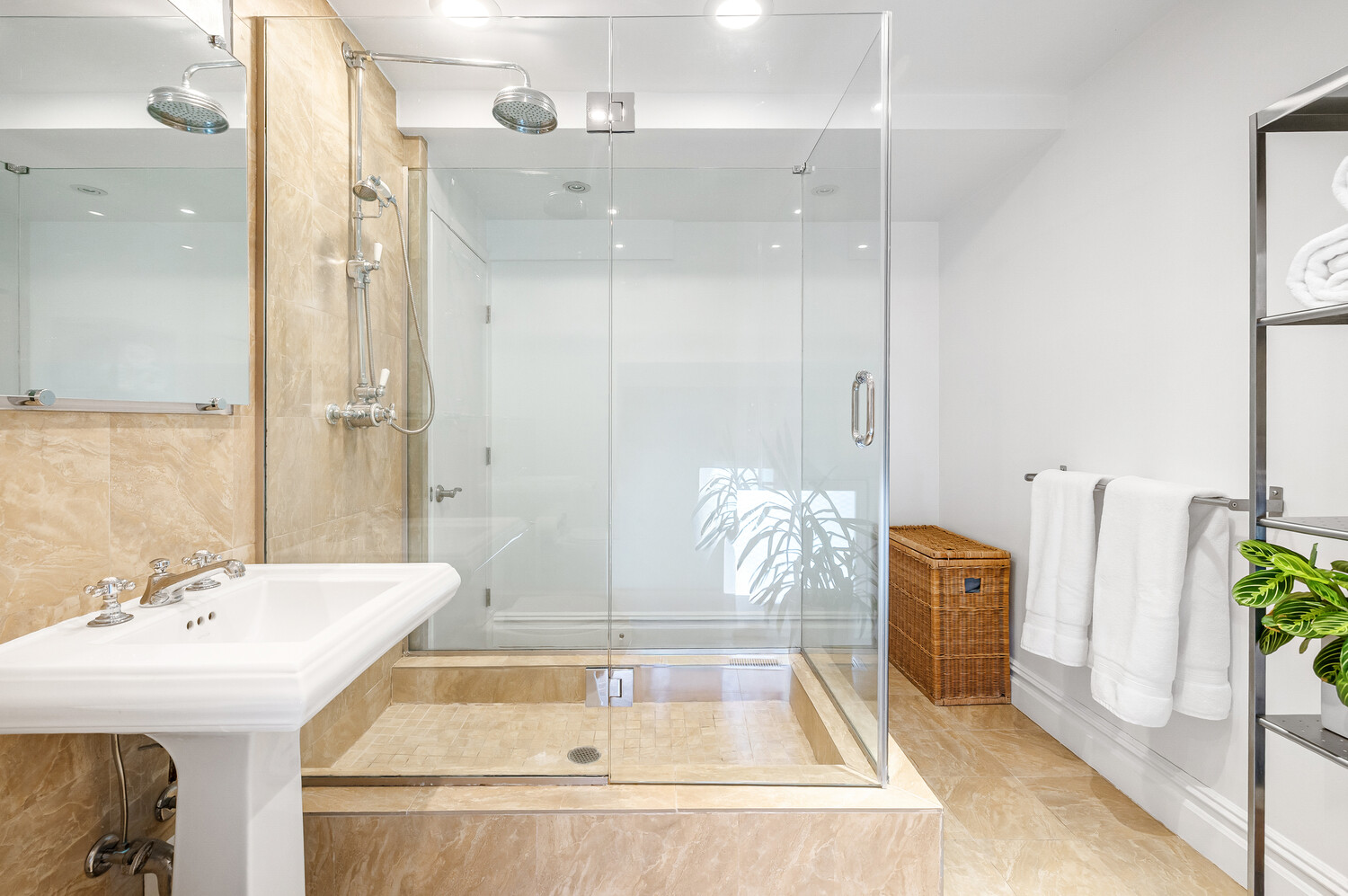 3 HANOVER Square PH22B