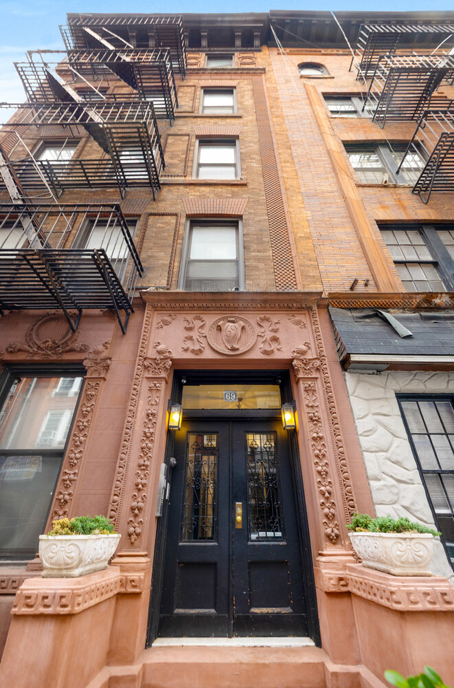 69 PINEAPPLE Street 6