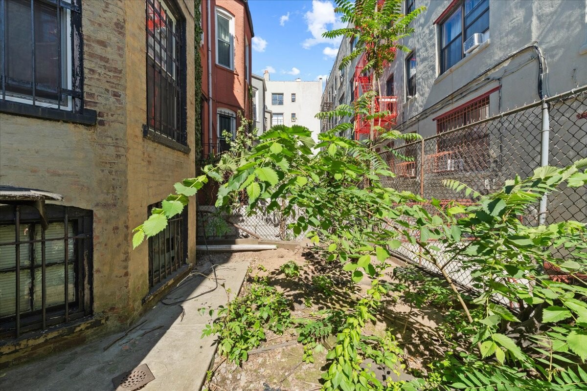 1233 UNION Street