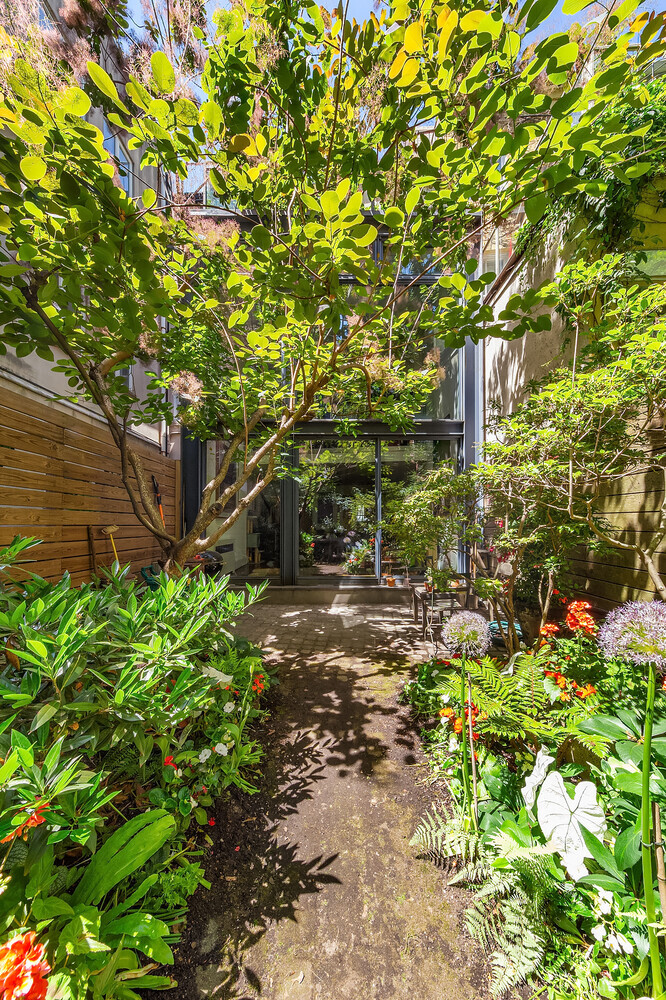264 W 12TH Street
