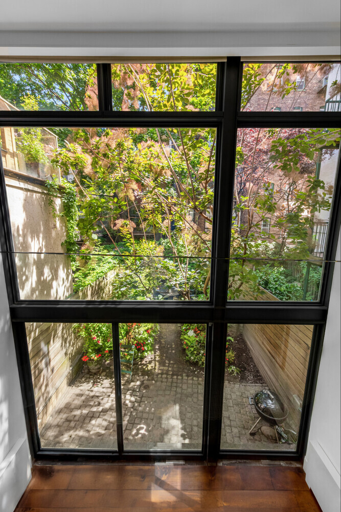264 W 12TH Street