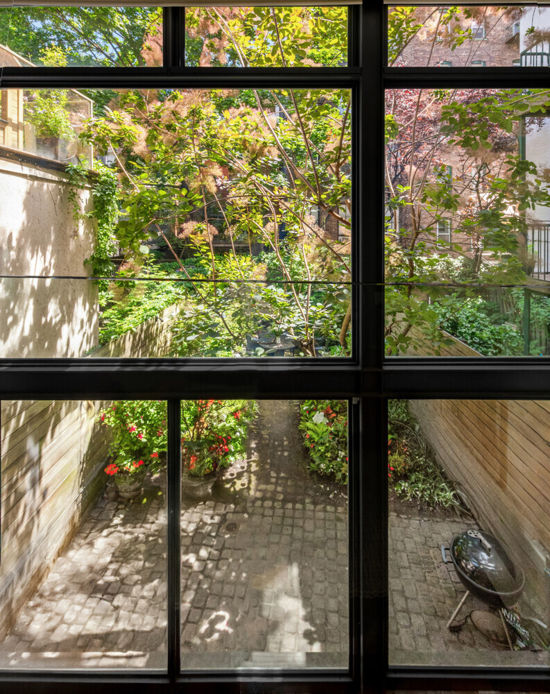 264 W 12TH Street