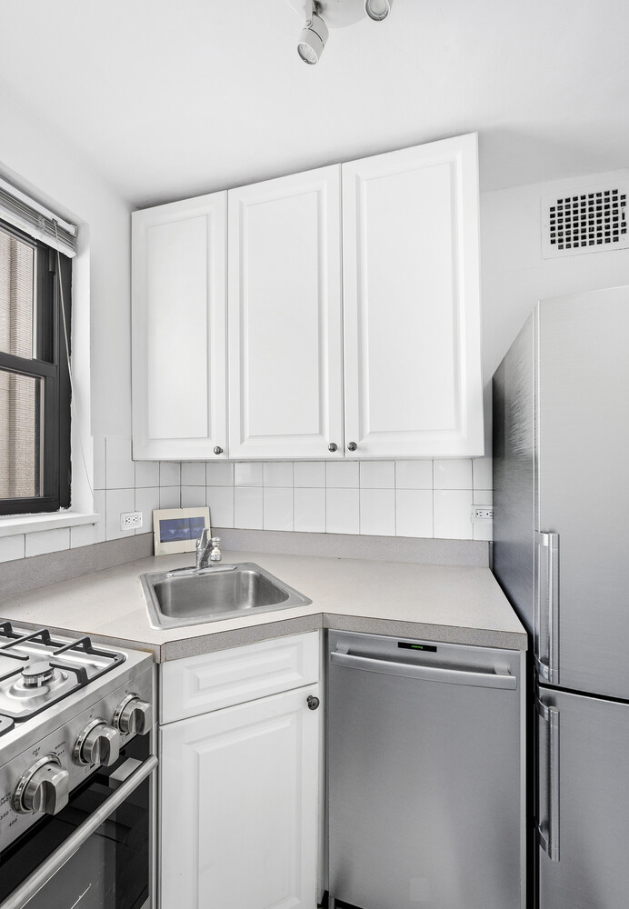 110 E 36TH Street 8F