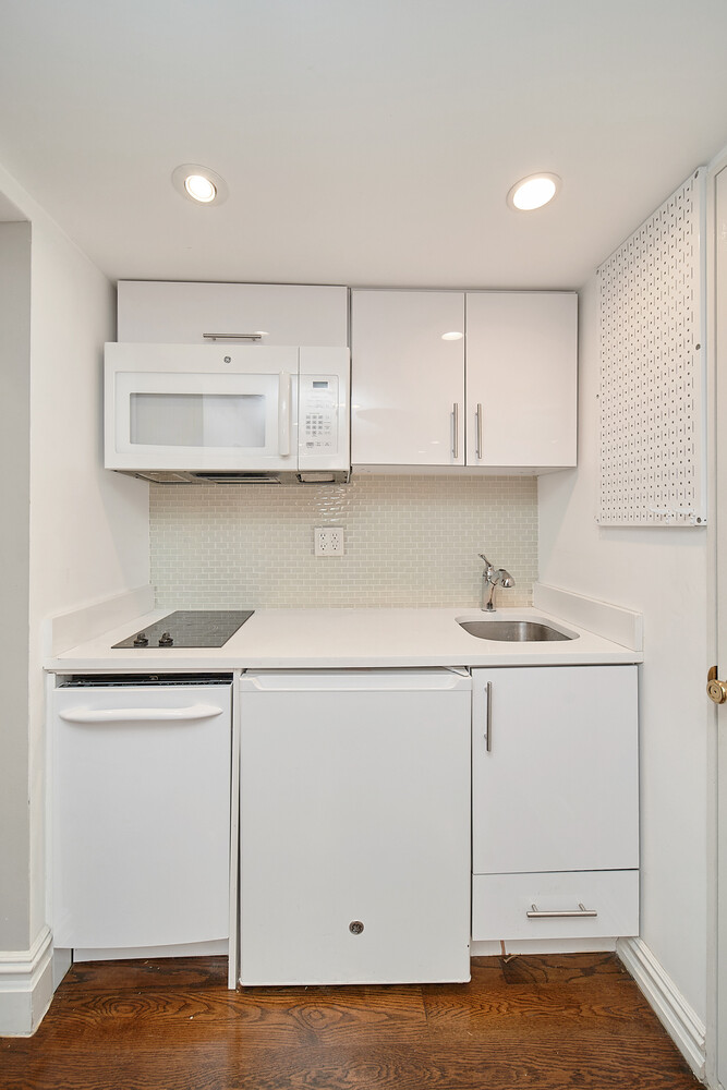 226 W 13TH Street 2R