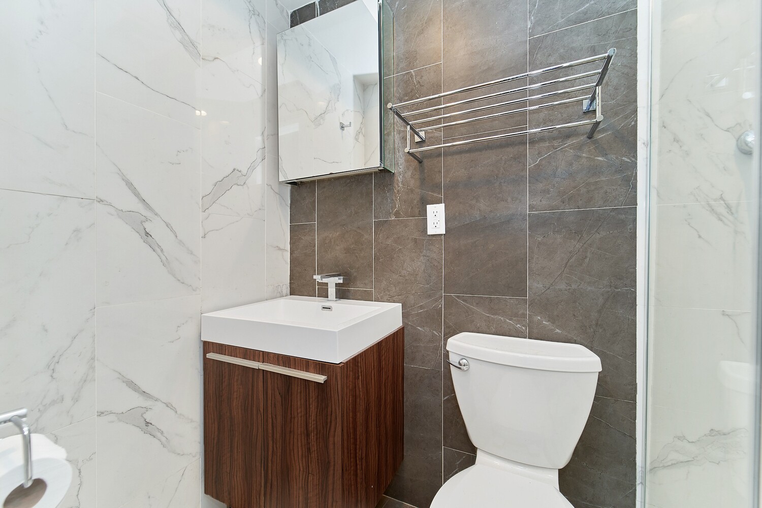 224 W 13TH Street 2R