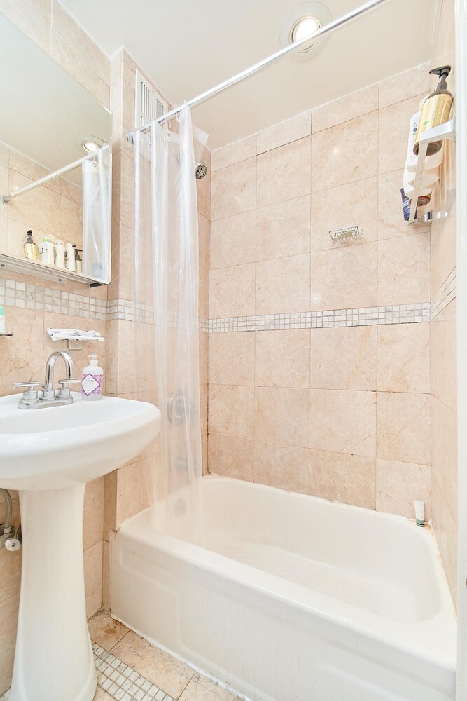 163 CHRYSTIE Street 19