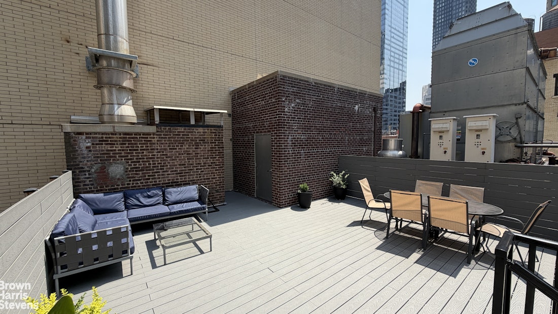 176 BROADWAY 12E