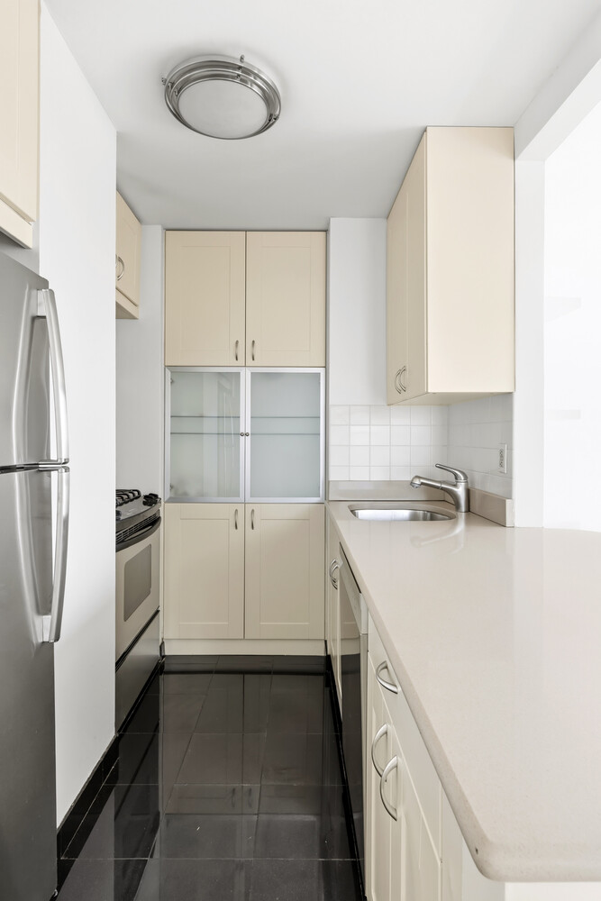 270 W 17TH Street 17G