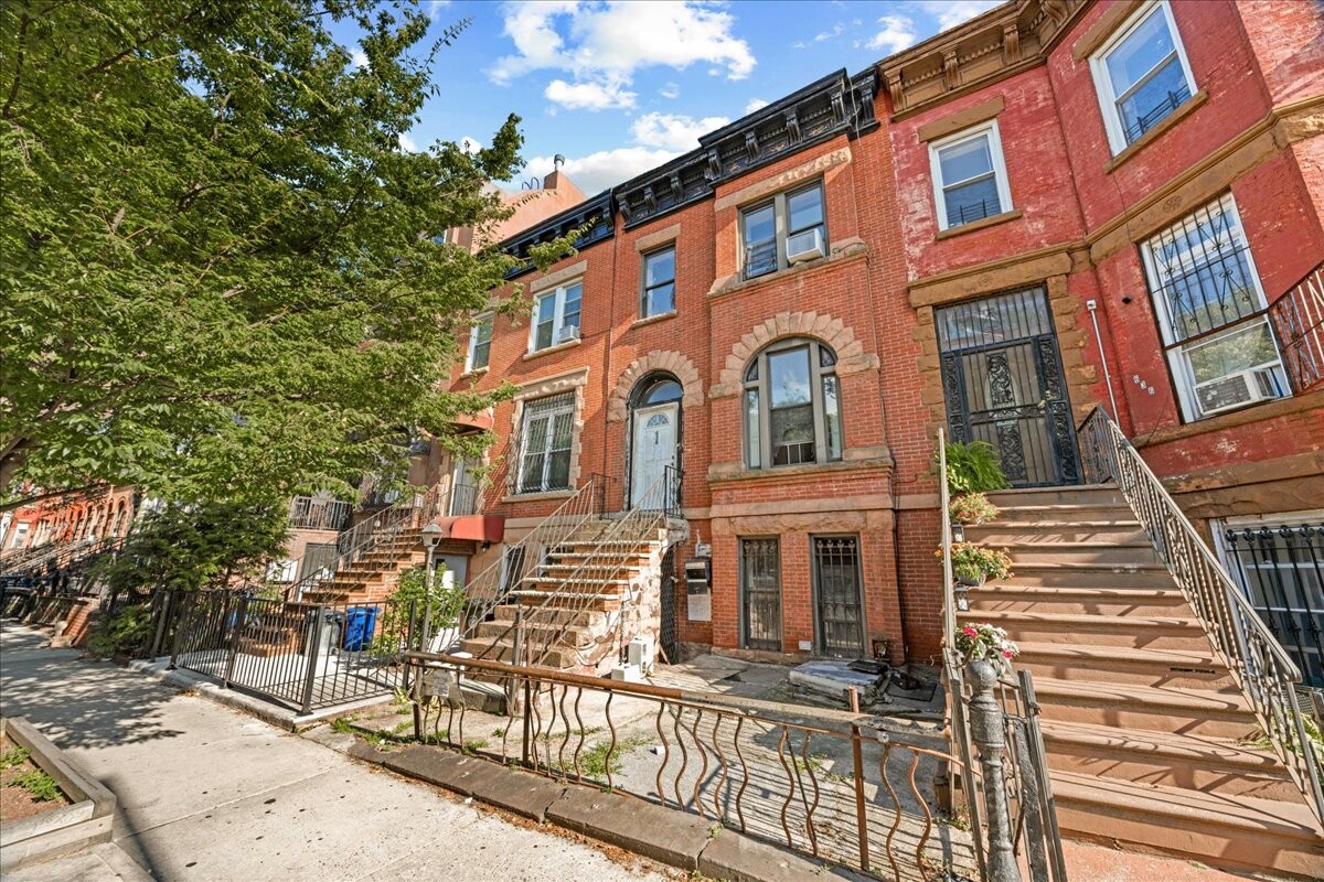 638 HALSEY Street
