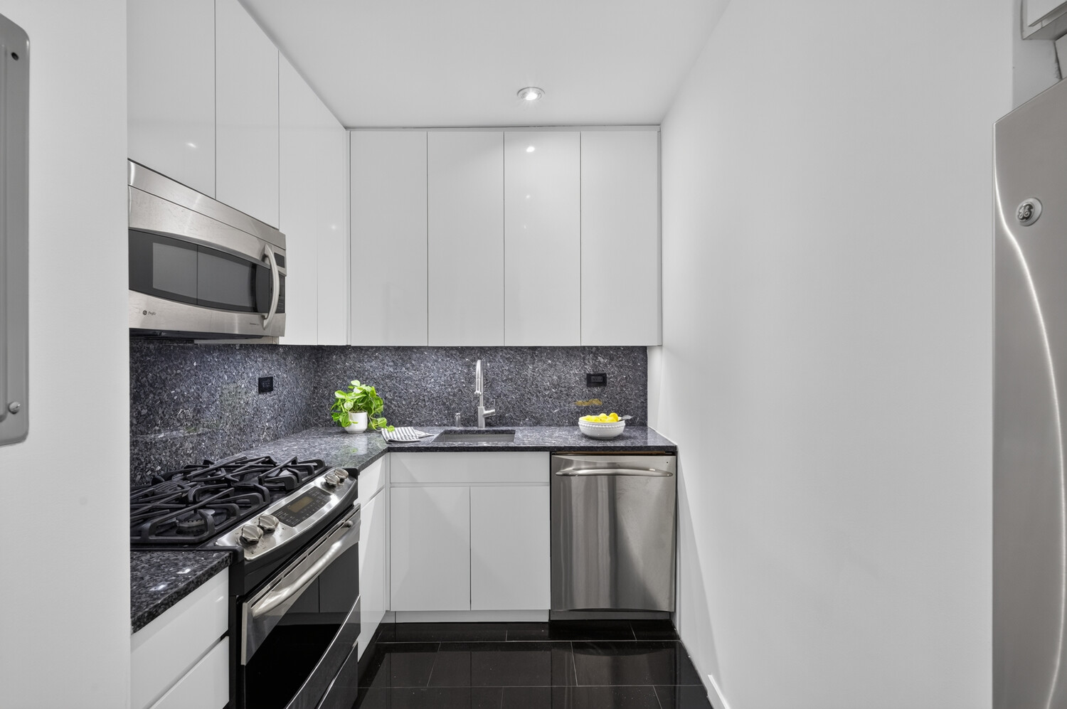 155 E 34TH Street 20K