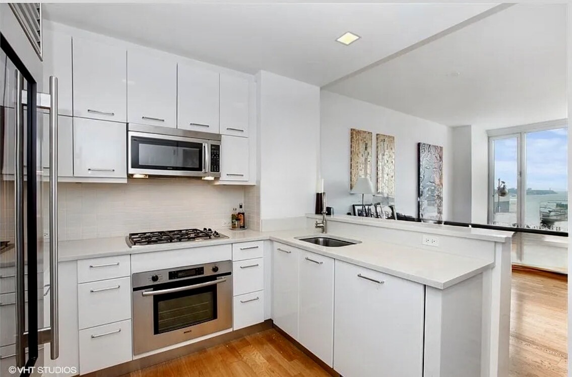 635 W 42ND Street 14D