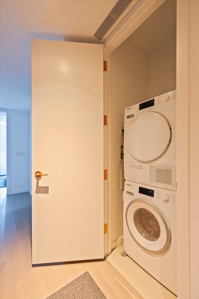 1 CITY Point 16D