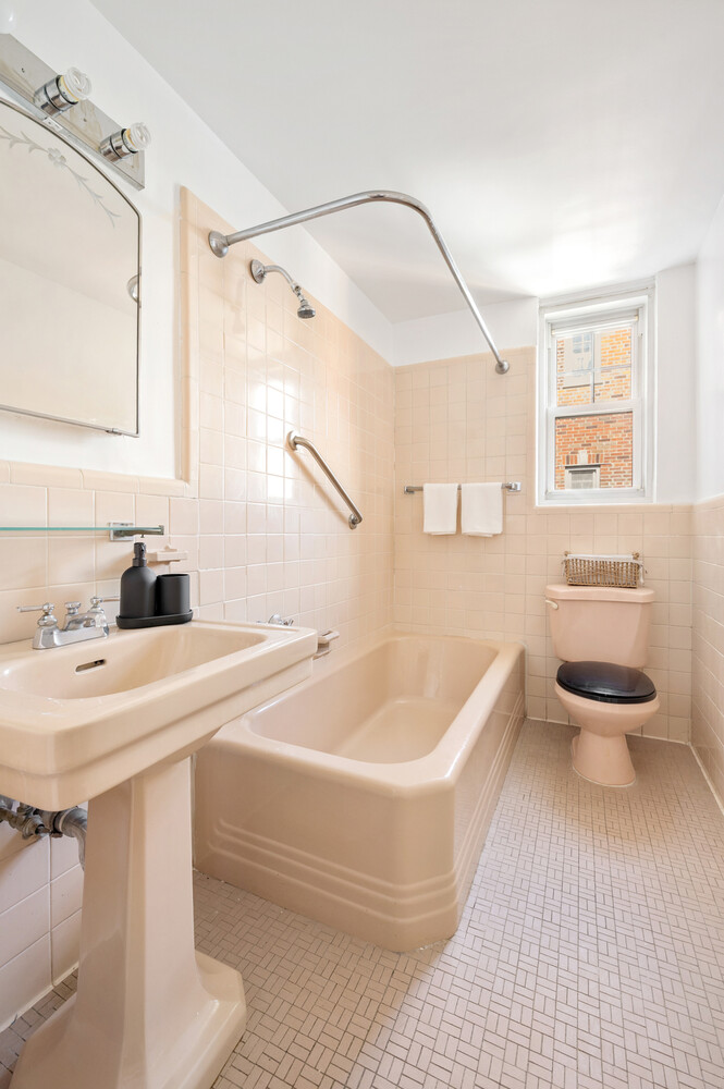 160 CABRINI Boulevard APT127