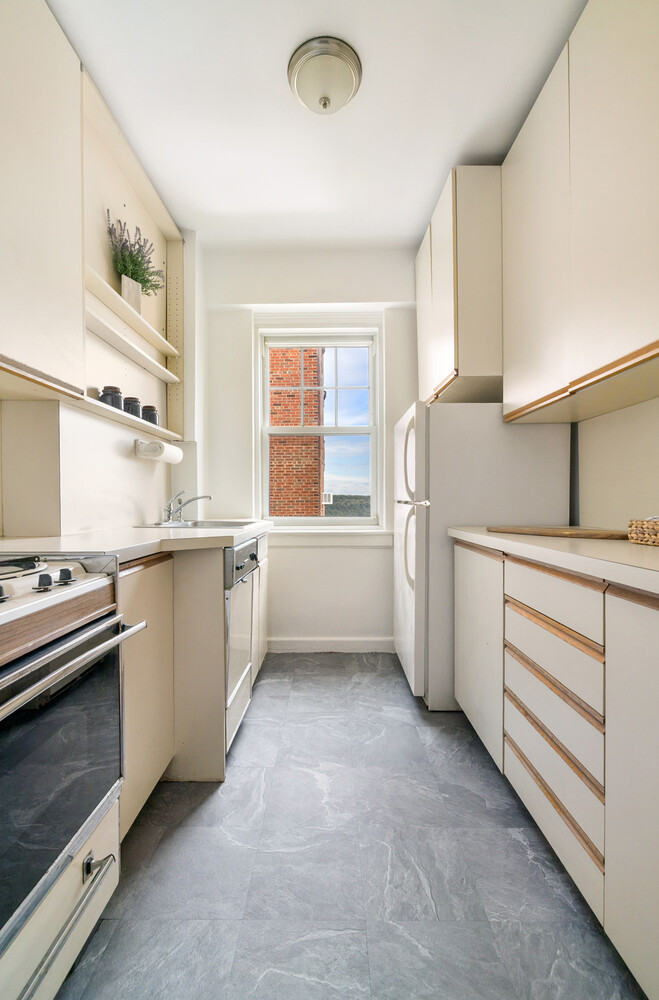 160 CABRINI Boulevard APT127