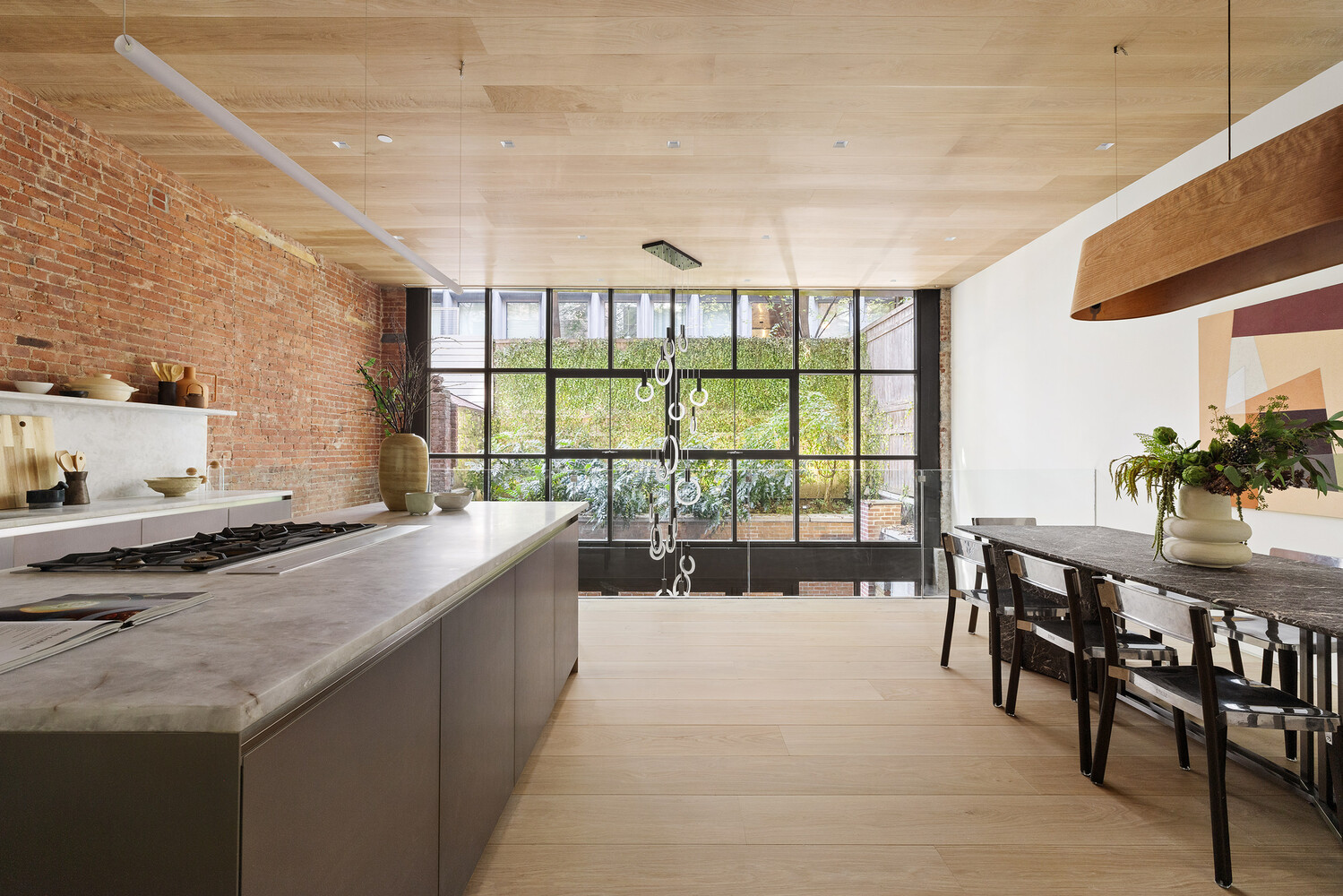41 GREAT JONES Street MAISONETTE