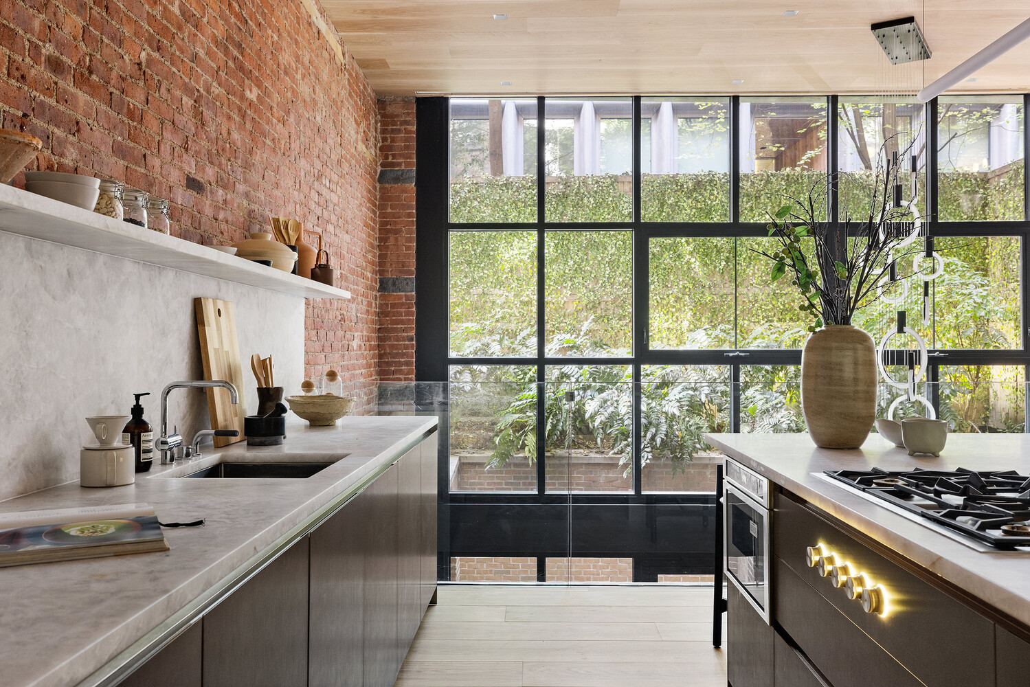 41 GREAT JONES Street MAISONETTE