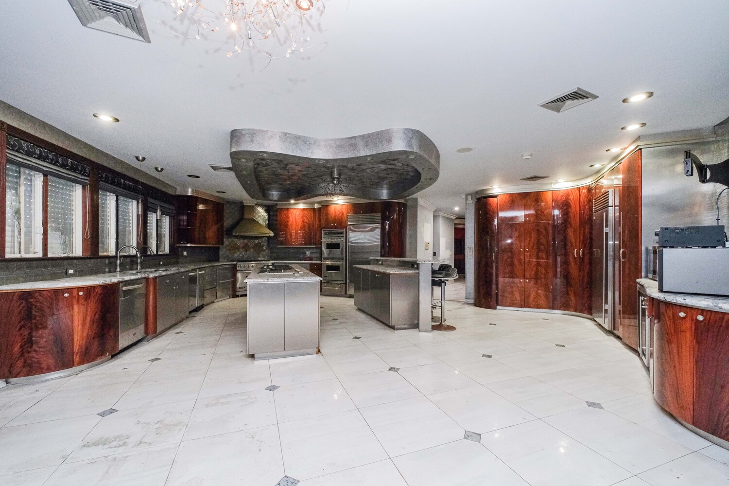 150 NICOLOSI Drive