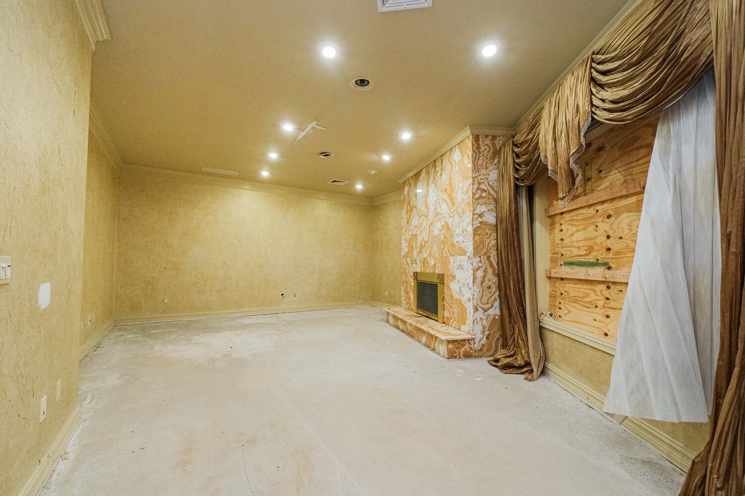150 NICOLOSI Drive