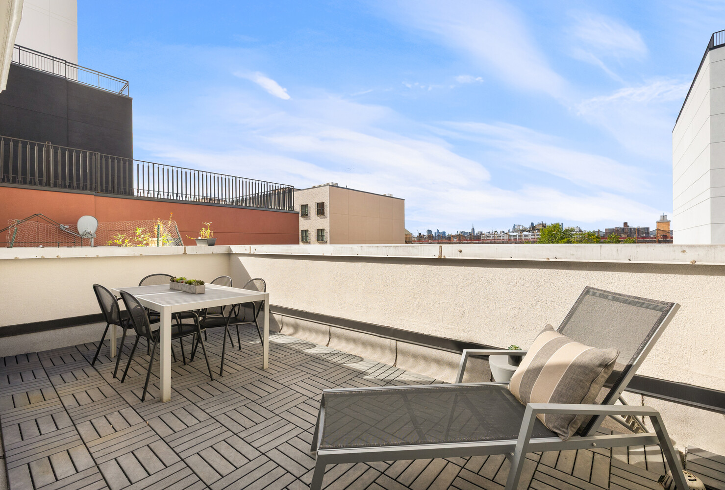 895 MYRTLE Avenue APT4B