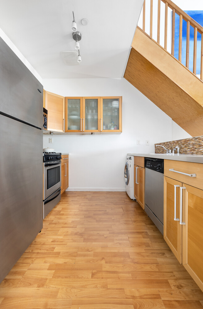 895 MYRTLE Avenue APT4B