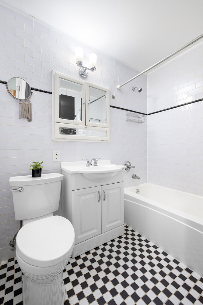 895 MYRTLE Avenue APT4B