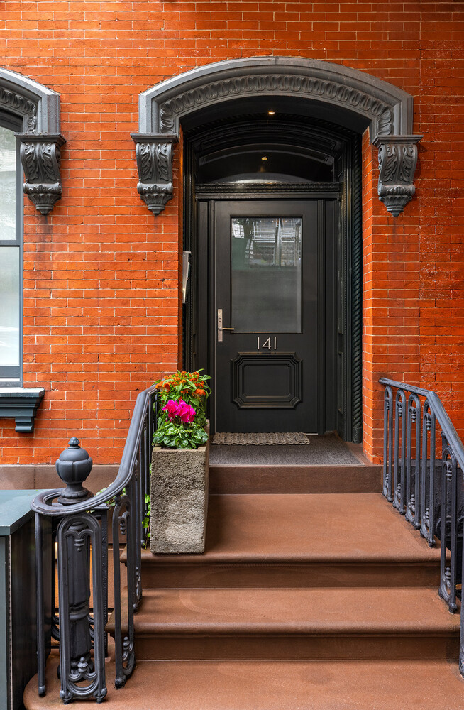 141 E 18TH Street