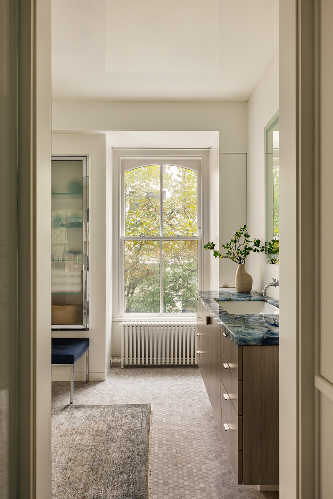 141 E 18TH Street