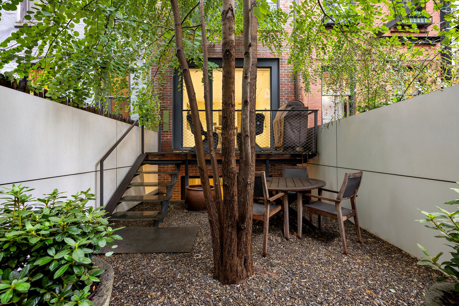 141 E 18TH Street