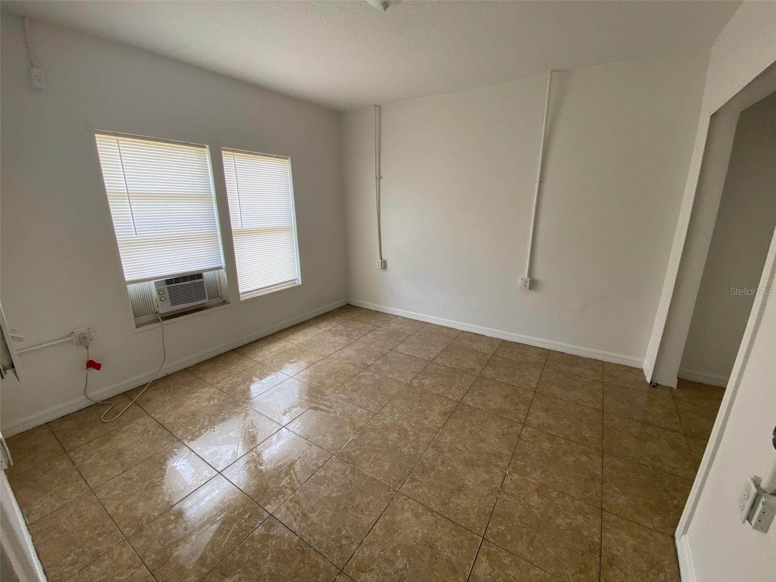 1001 W KALEY AVE #B