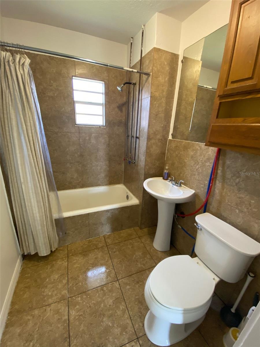 1001 W KALEY AVE #B
