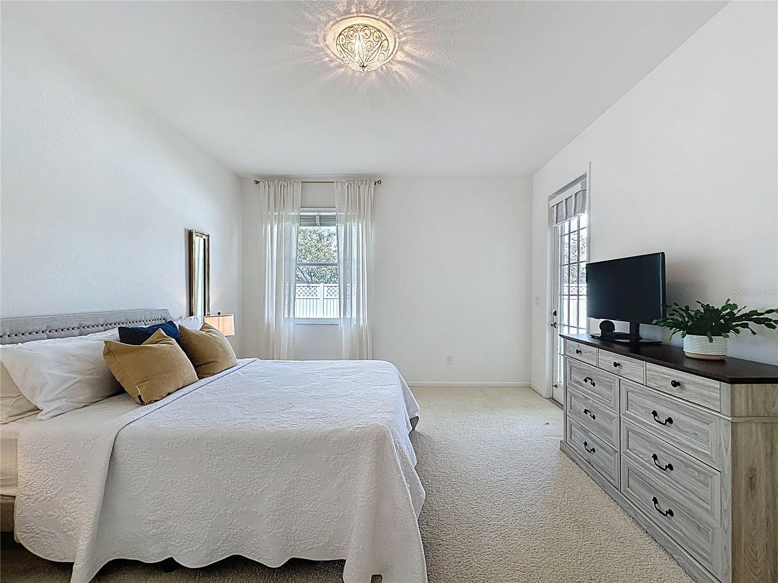 2924 WHITE CEDAR CIR