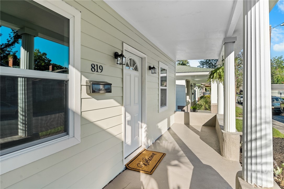 819 W 42nd Street
