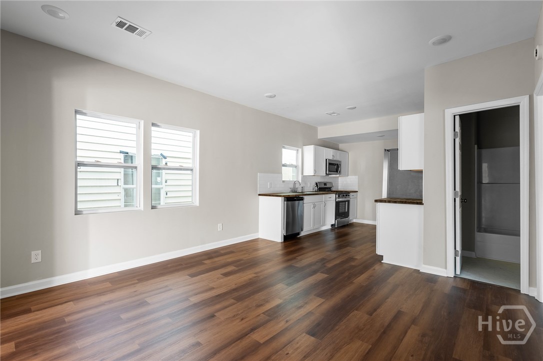 819 W 42nd Street