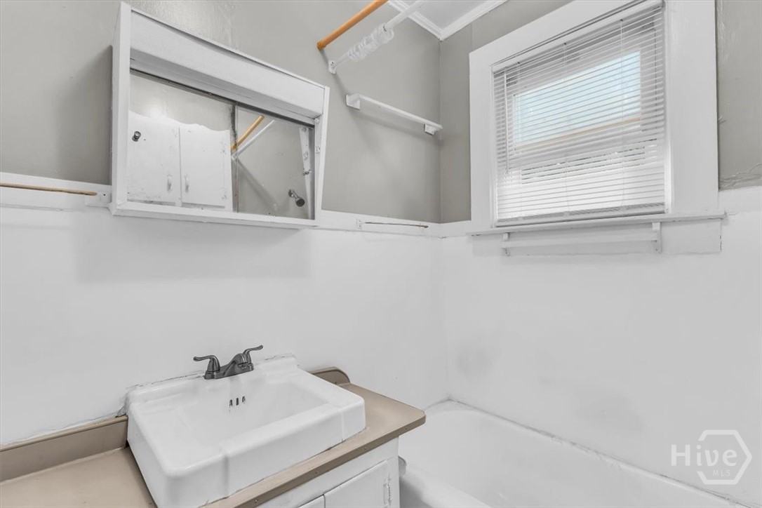 1023 W 37th Street