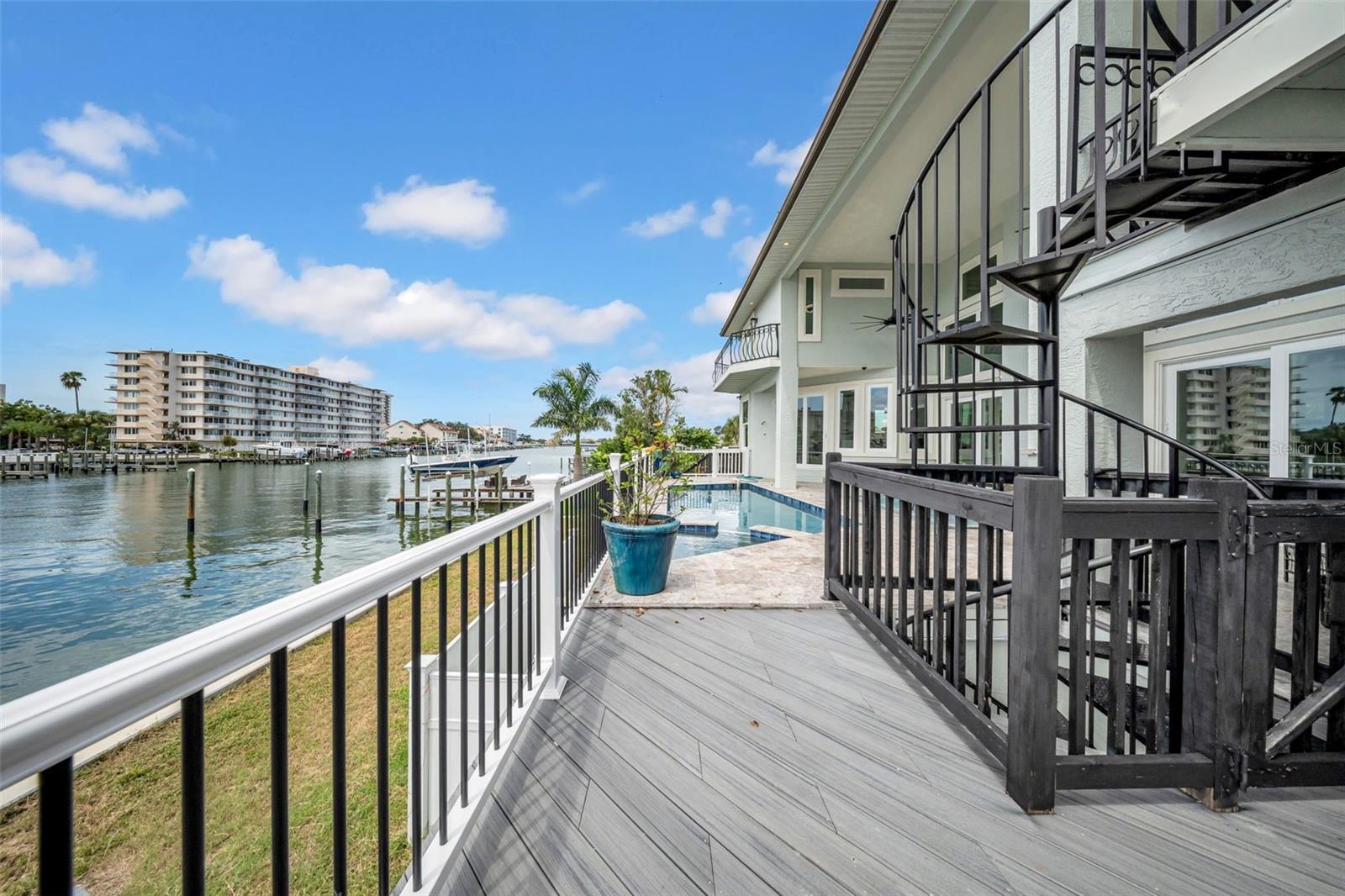 124 LEEWARD IS