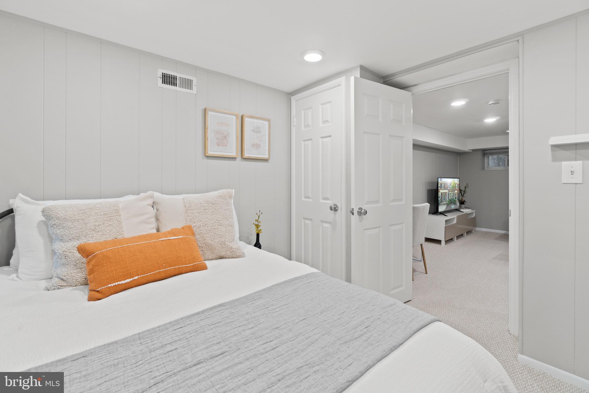 2807 S Abingdon St #B