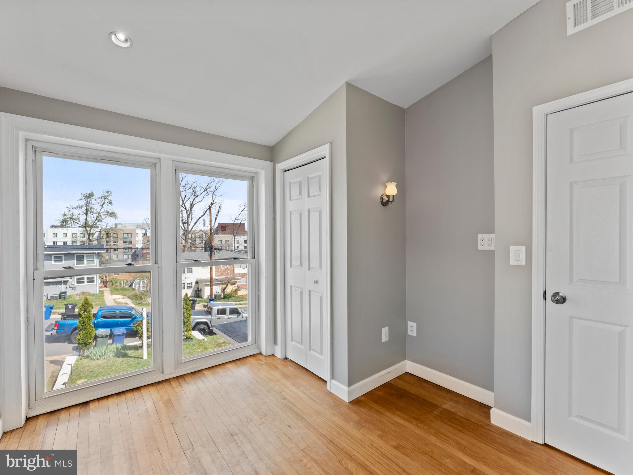 5214 10th Pl S