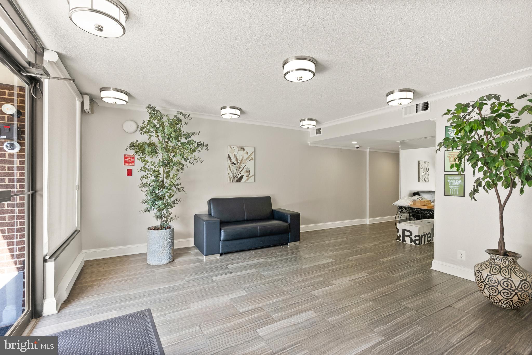 1401 N RHODES ST N #102