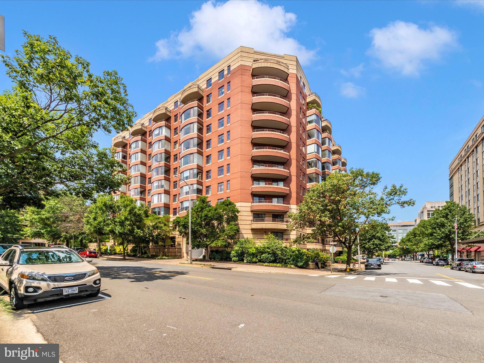 2400 Clarendon Blvd #204