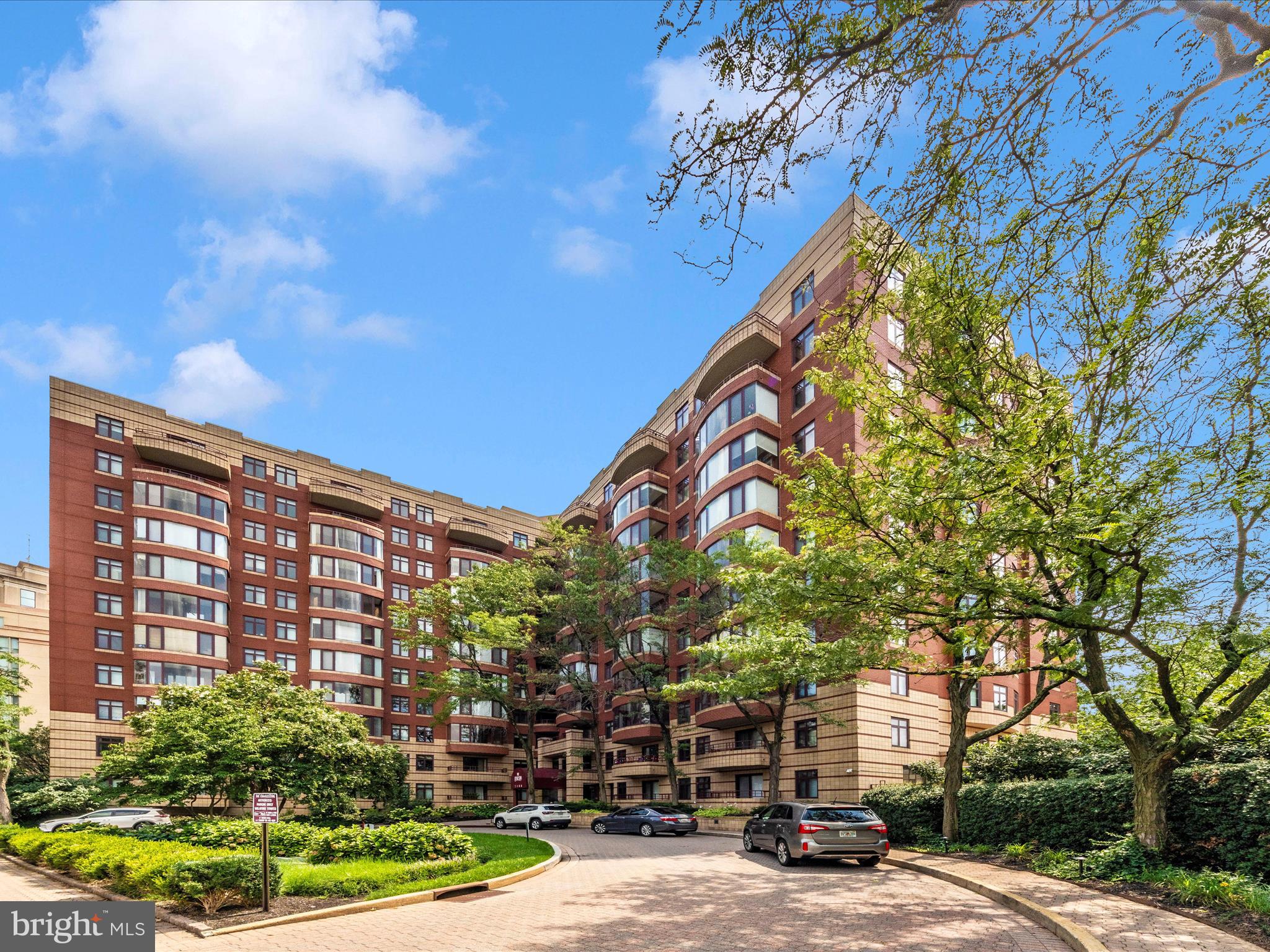 2400 Clarendon Blvd #204