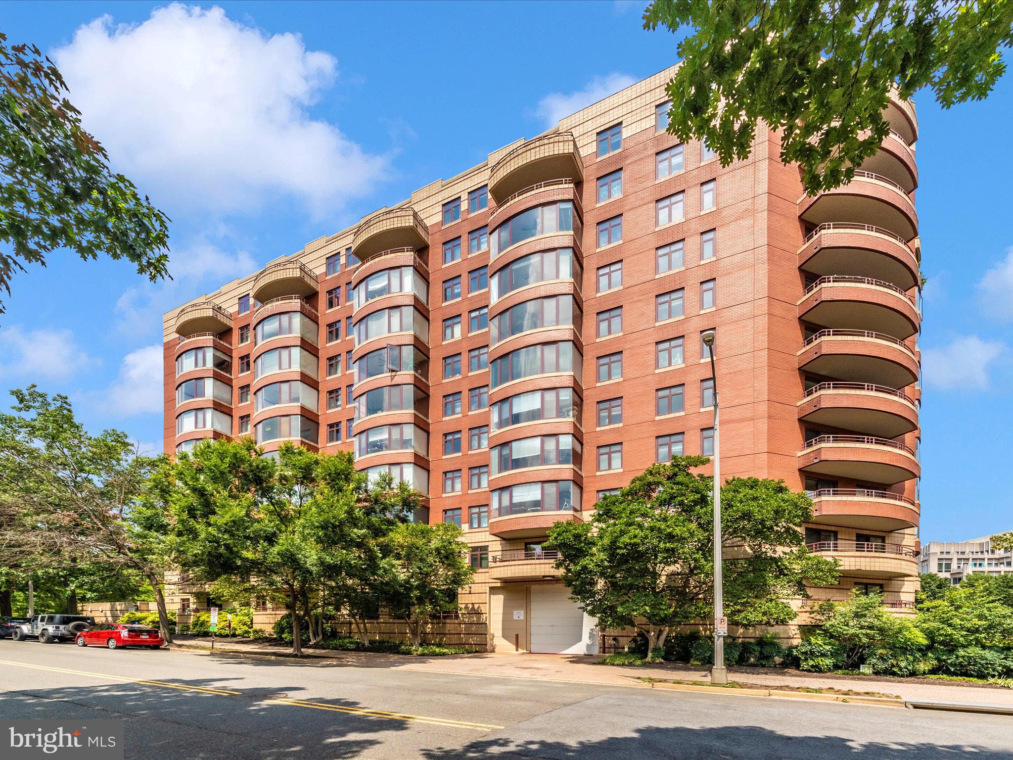 2400 Clarendon Blvd #204