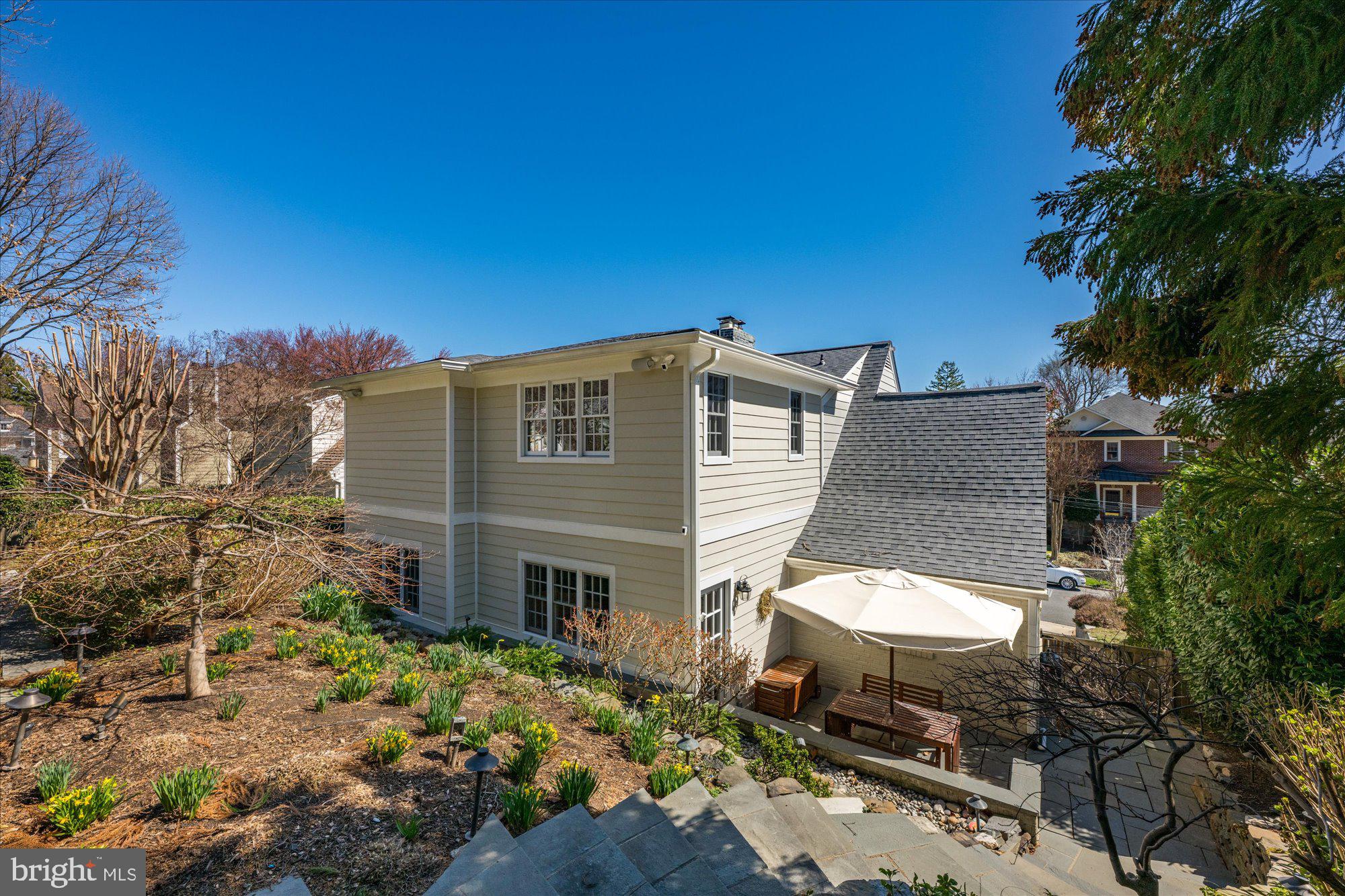 2366 N Oakland St