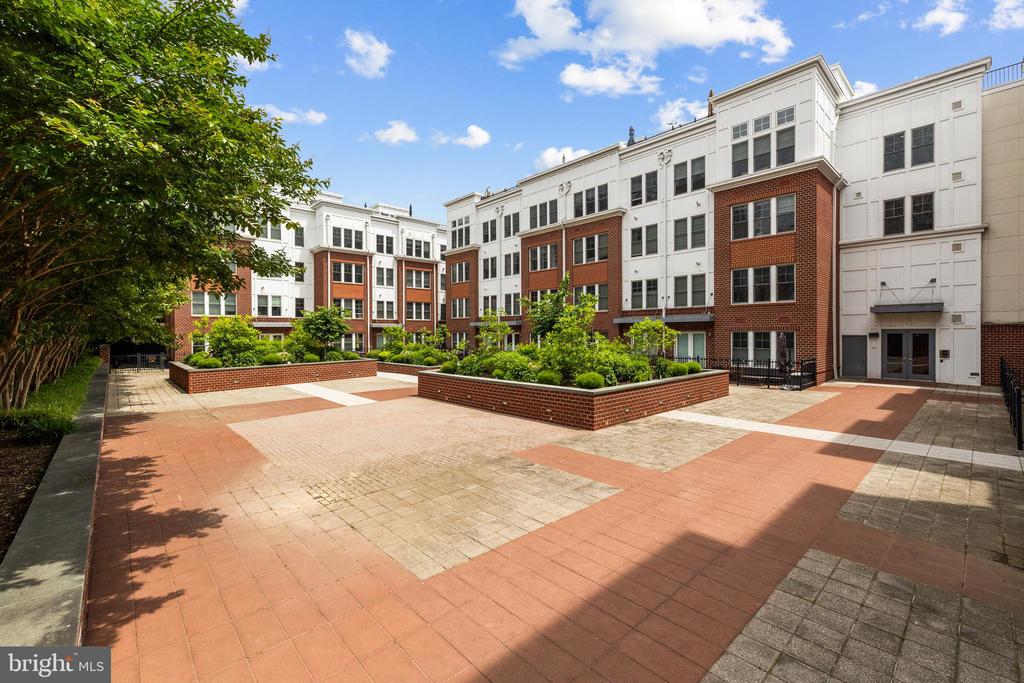 1418 N Rhodes St #B401