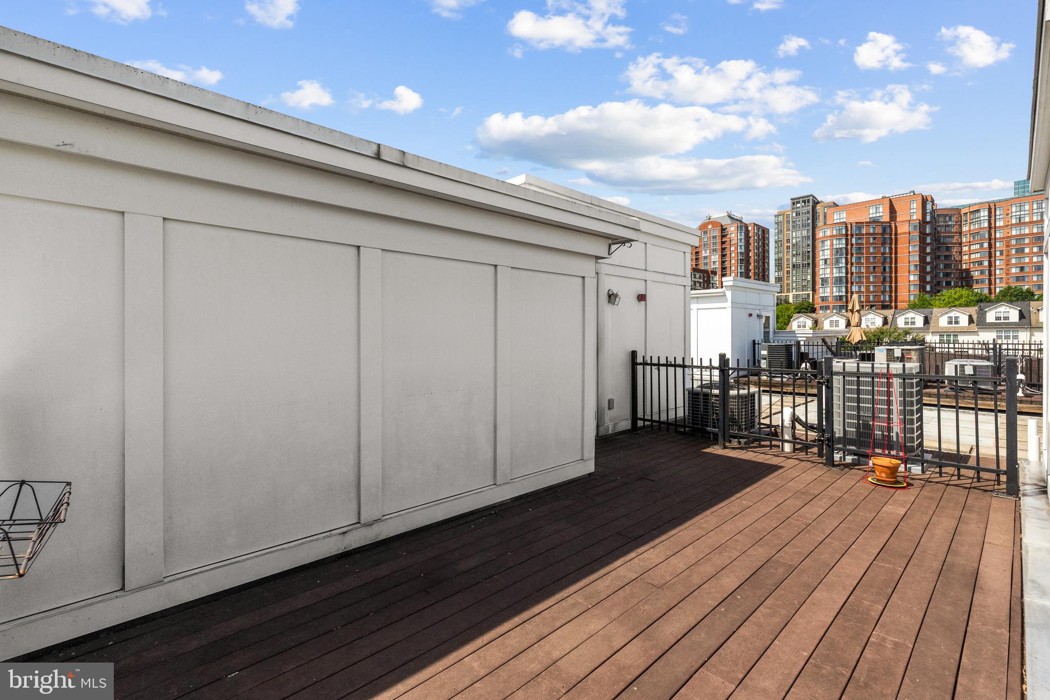 1418 N Rhodes St #B401