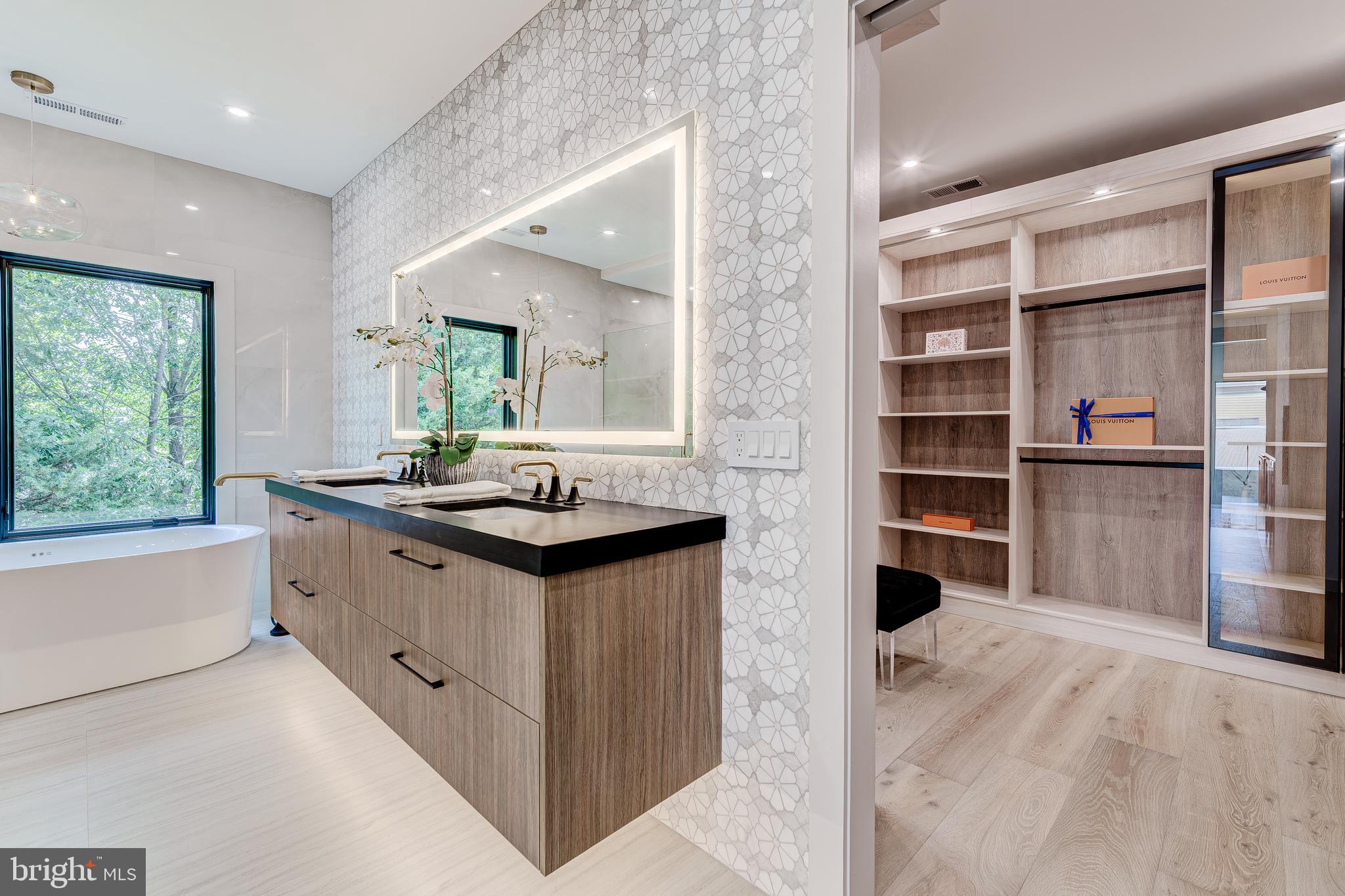 2017 N GREENBRIER STREET