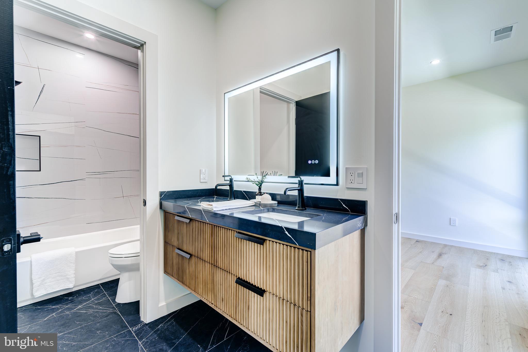 2017 N GREENBRIER STREET