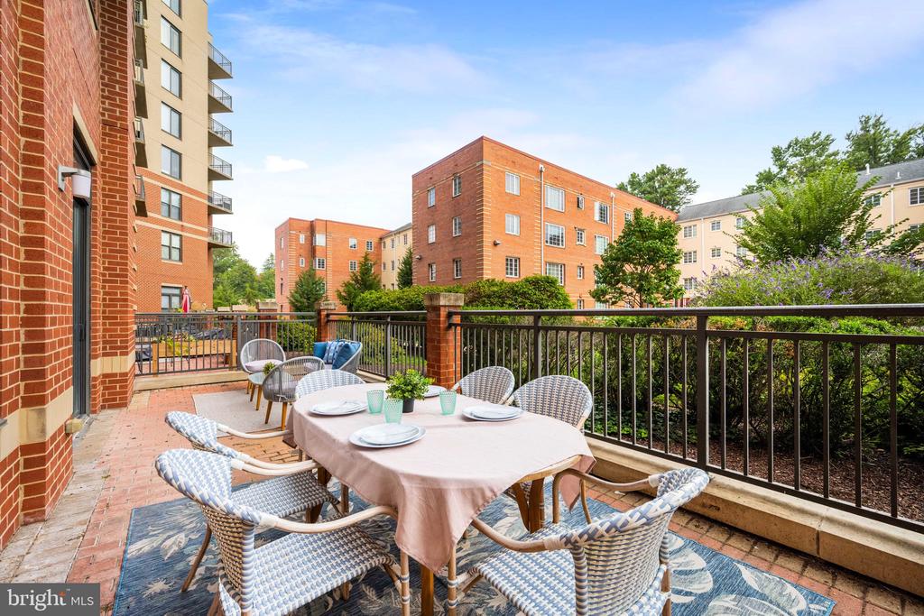 2220 FAIRFAX DRIVE Unit: 101