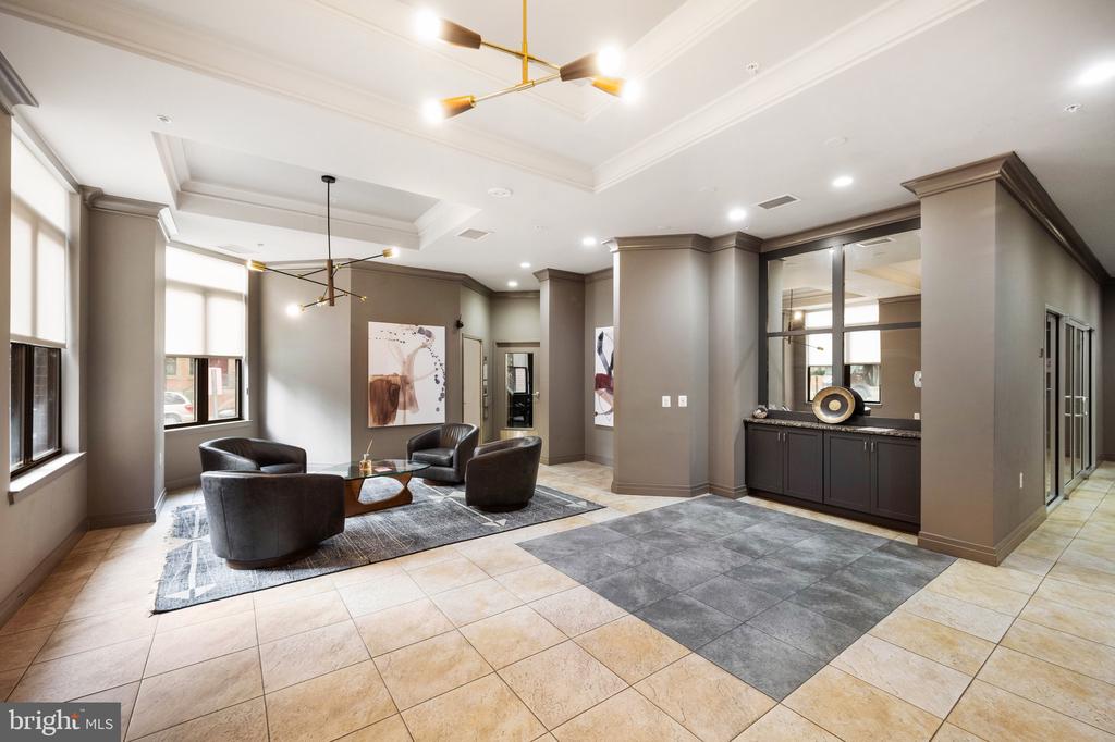 2220 FAIRFAX DRIVE Unit: 101