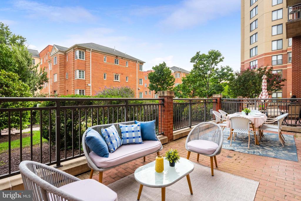 2220 FAIRFAX DRIVE Unit: 101